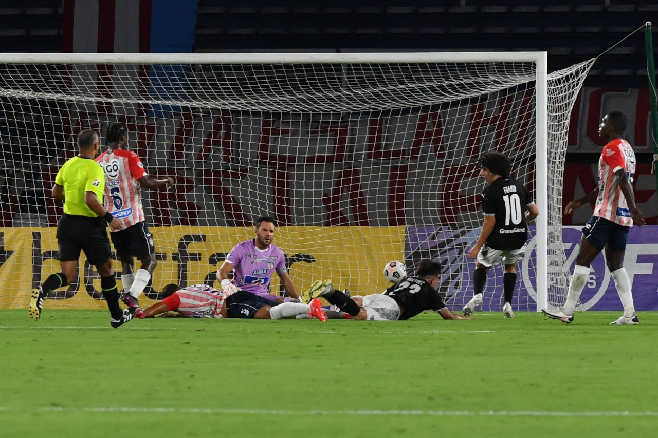 Junior, un mar de errores en la noche de Copa Sudamericana: cayó 3-4 con Libertad, en el Metro - Vimarsana News